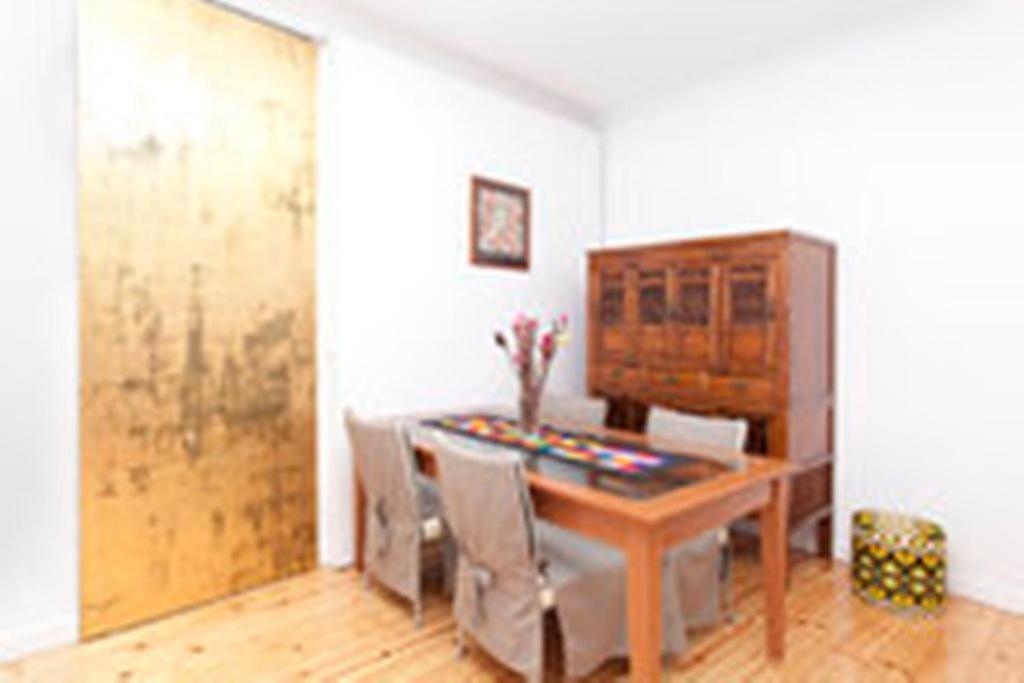 comedor con mesa de madera y sillas en Apartamento Lisboa, en Lisboa