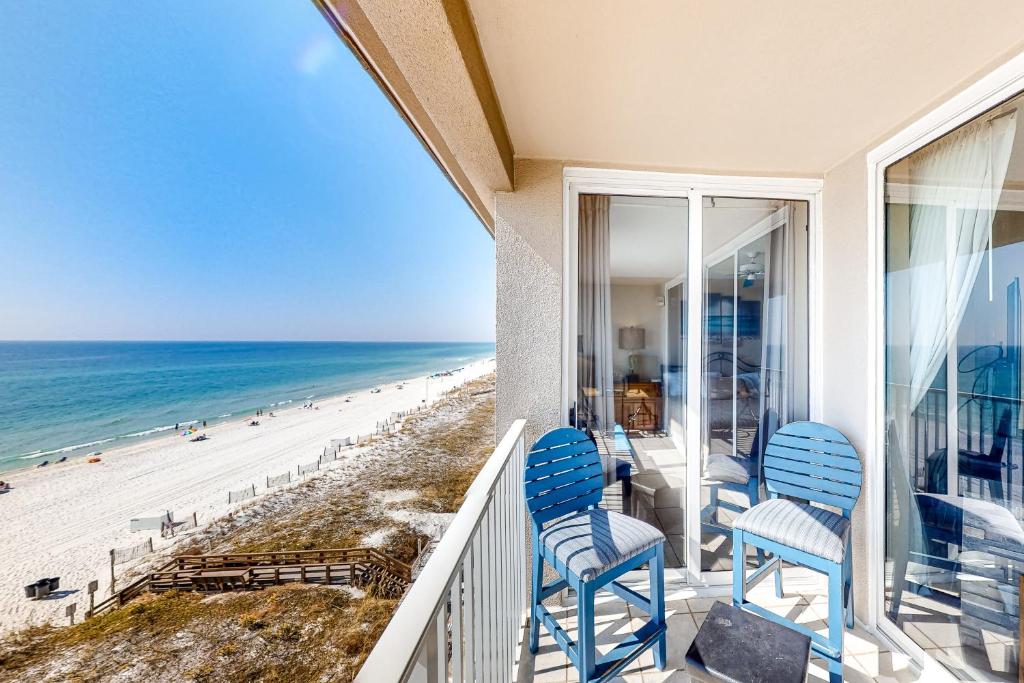 balcón con sillas y vistas a la playa en Island Princess 704, en Fort Walton Beach