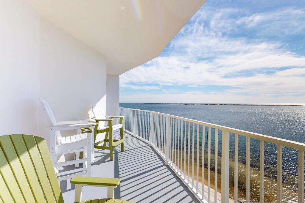 d'un balcon avec des chaises et une vue sur l'océan. dans l'établissement Harbour Pointe 703, à Perdido Key