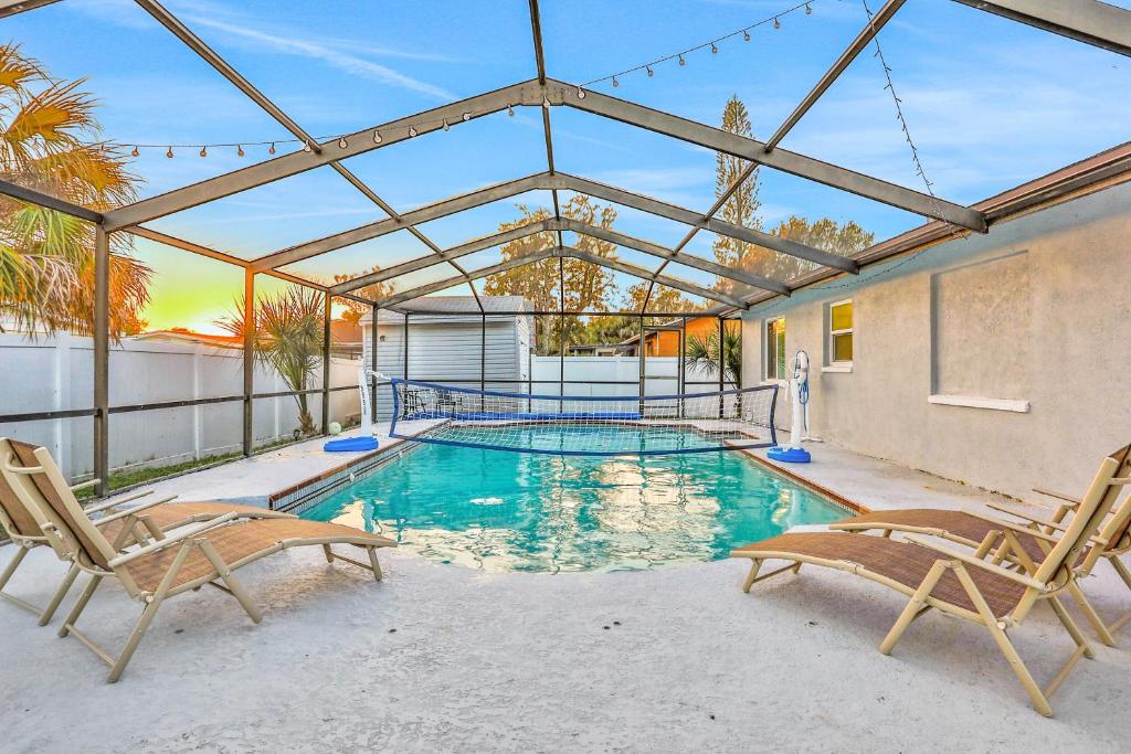 a large swimming pool with two chairs at Blue on Fox Run in Apollo Beach