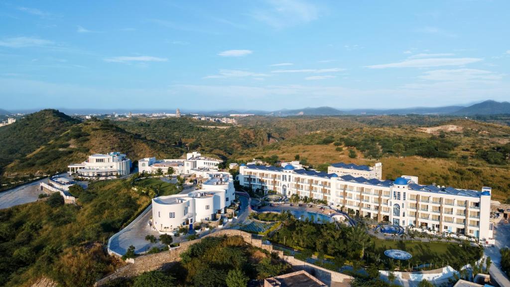 una vista aérea de un complejo en una colina en Ramee Royal Resorts & Spa - Udaipur, en Udaipur