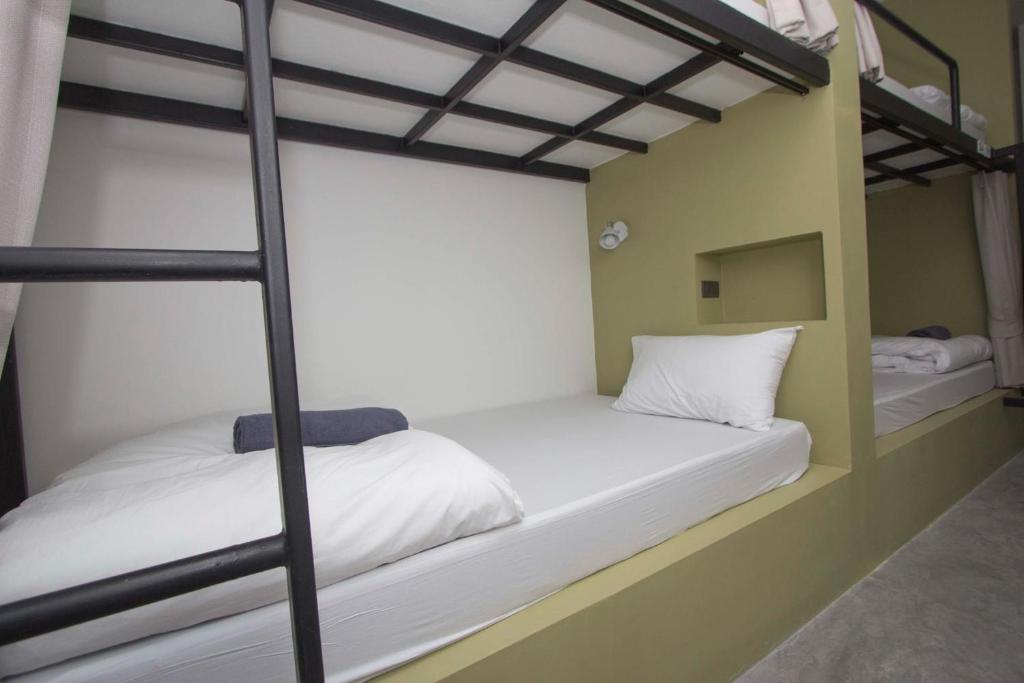 Postel nebo postele na pokoji v ubytování All day hostel at BTS Bang Chak