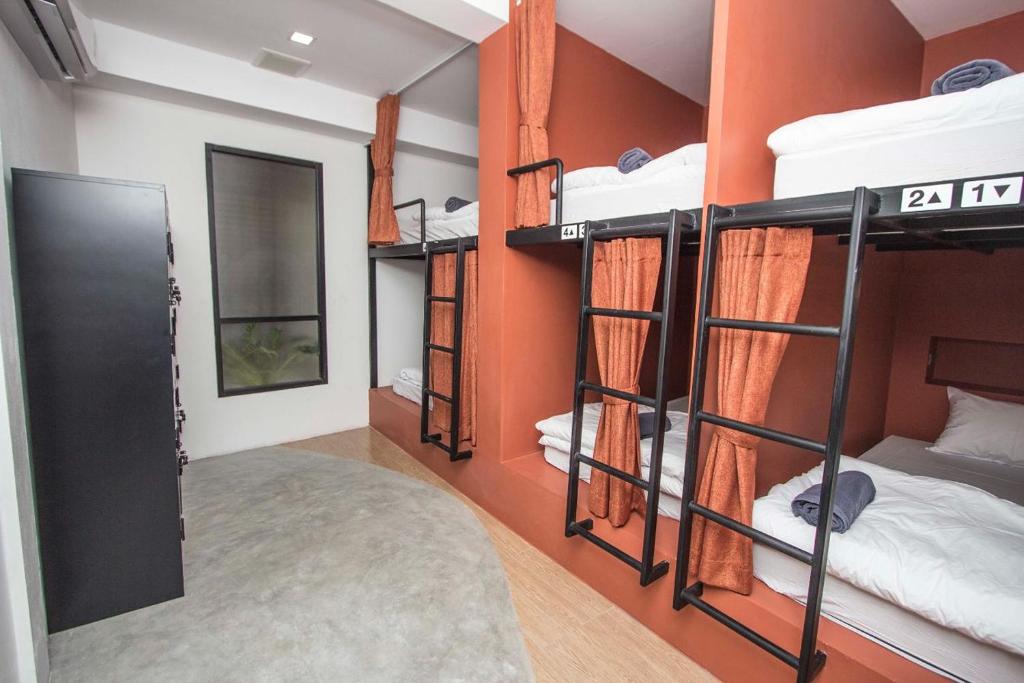 Postel nebo postele na pokoji v ubytování All day hostel at BTS Bang Chak