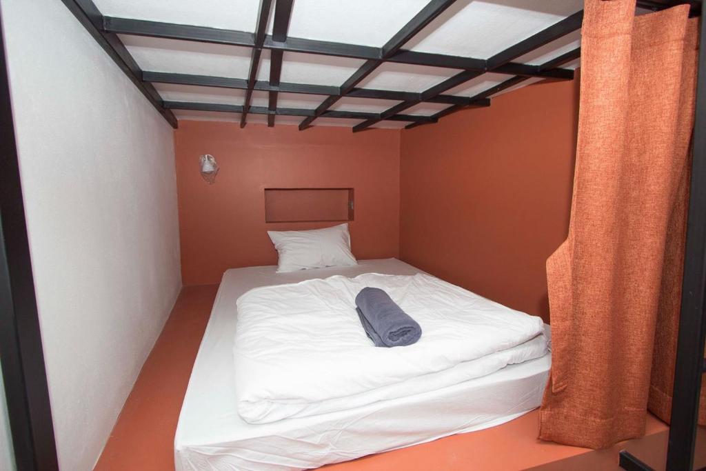 Postel nebo postele na pokoji v ubytování All day hostel at BTS Bang Chak