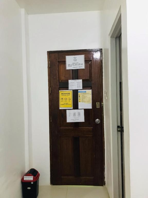 una porta in una stanza con dei cartelli di Queen's Room Rental 3 a El Nido