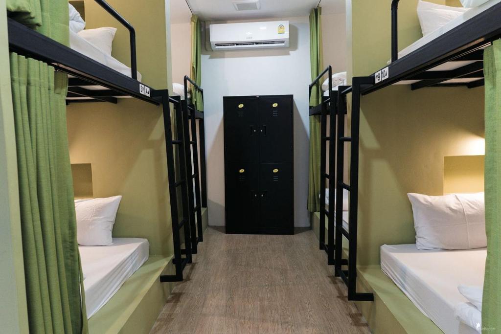 Postel nebo postele na pokoji v ubytování All day hostel at BTS Bang Chak
