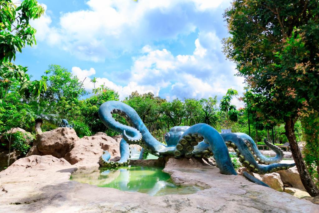 Bazén v ubytování Saline Hot Spring Resort นำ้พุร้อนเค็ม รีสอร์ท nebo v jeho okolí