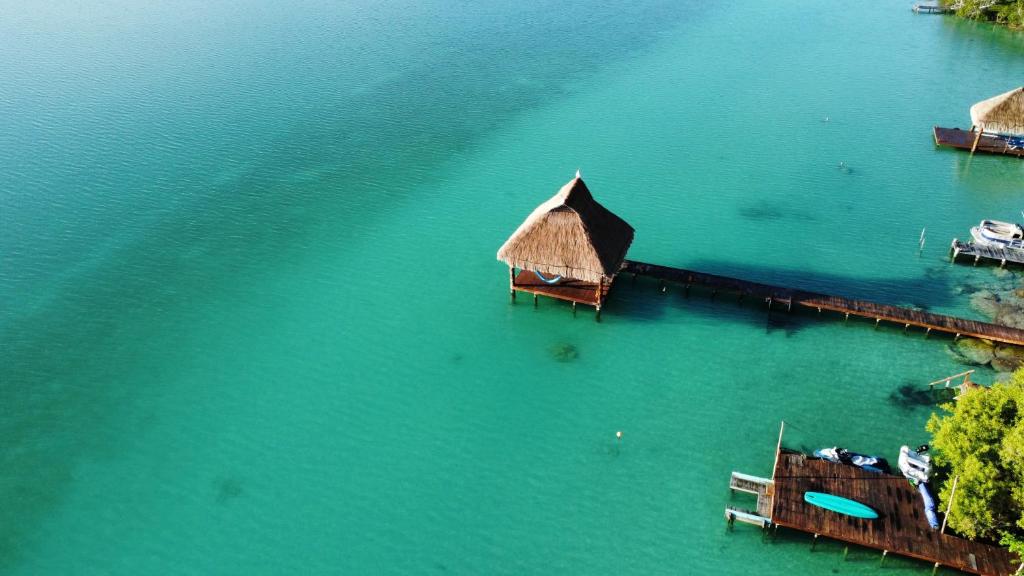 een luchtzicht op een huis in het water bij Xoot’ka’ana Villa Colibri in Bacalar