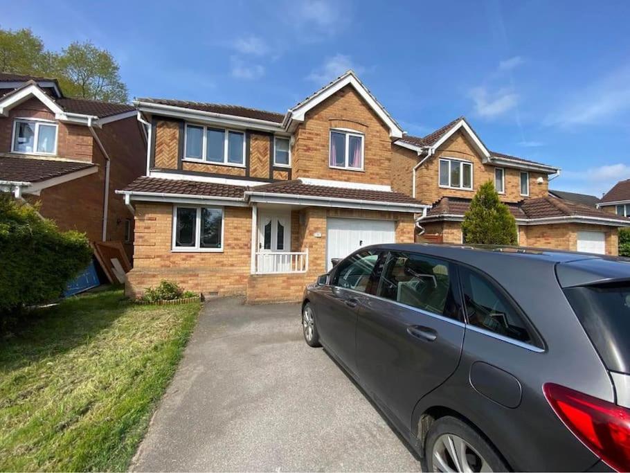 5 Bedroom Detached house w/nice yard& conservatory. 500mb/s WiFi!