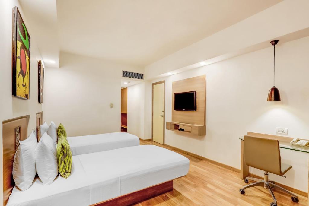 Postel nebo postele na pokoji v ubytování Lemon Tree Hotel, Ahmedabad