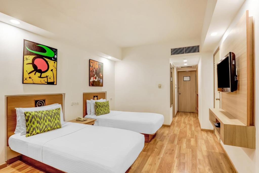 Postel nebo postele na pokoji v ubytování Lemon Tree Hotel, Ahmedabad