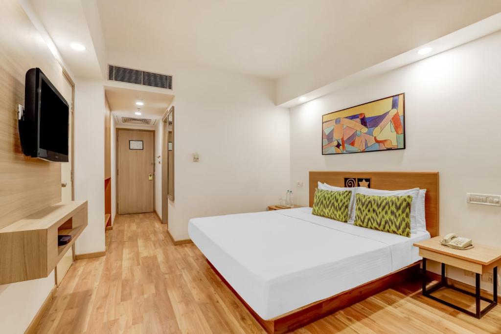 Postel nebo postele na pokoji v ubytování Lemon Tree Hotel, Ahmedabad