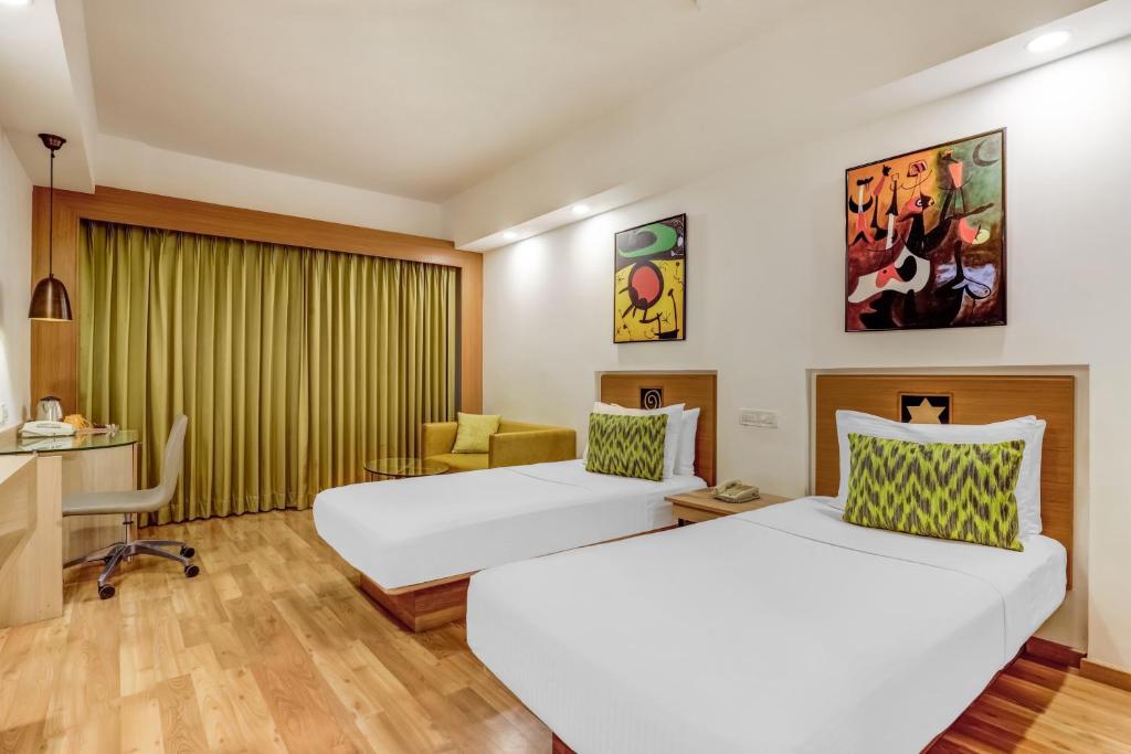 Postel nebo postele na pokoji v ubytování Lemon Tree Hotel, Ahmedabad