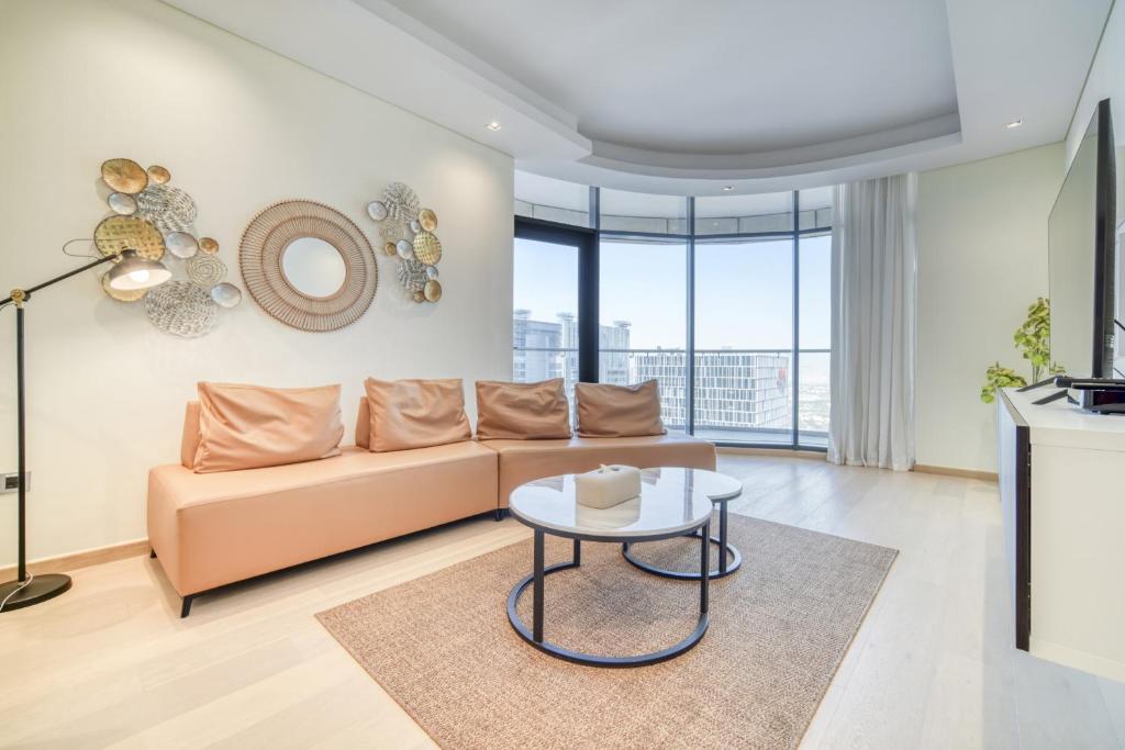 sala de estar con sofá y mesa en RP Heights, Downtown Dubai - Mint Stay en Dubái