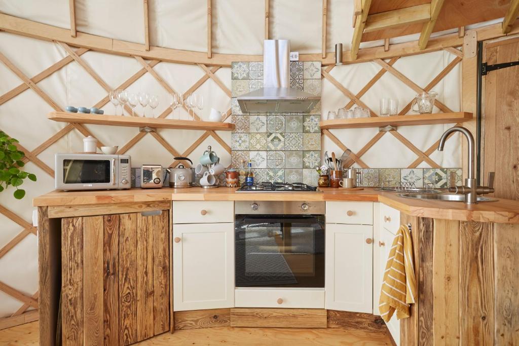 Kuchyň nebo kuchyňský kout v ubytování Puckaster Cove Luxury Yurt