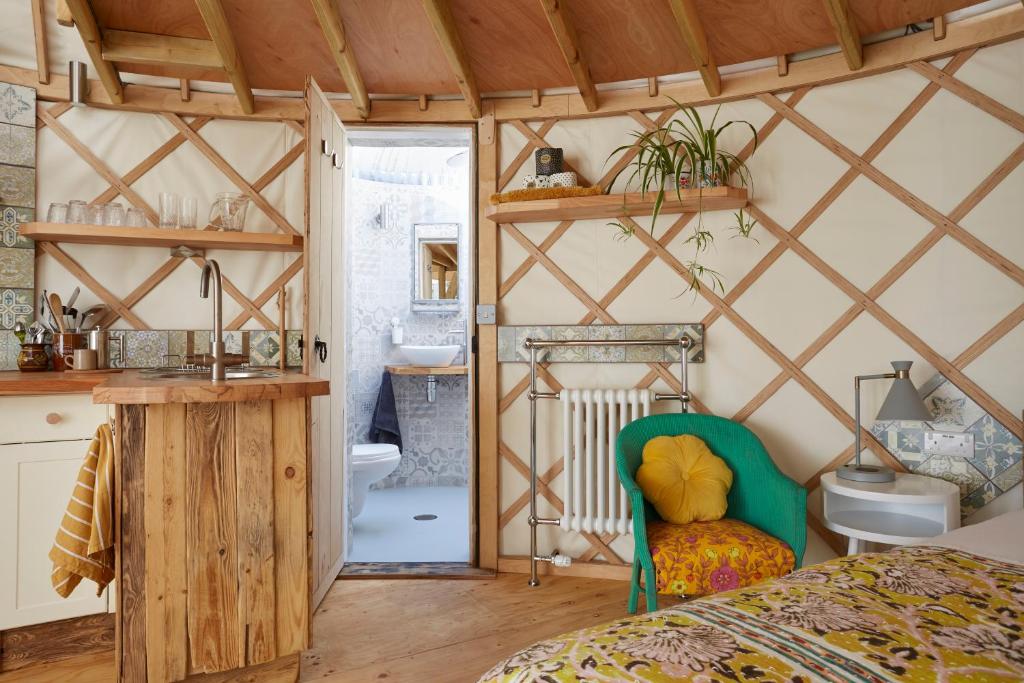 Kuchyň nebo kuchyňský kout v ubytování Puckaster Cove Luxury Yurt