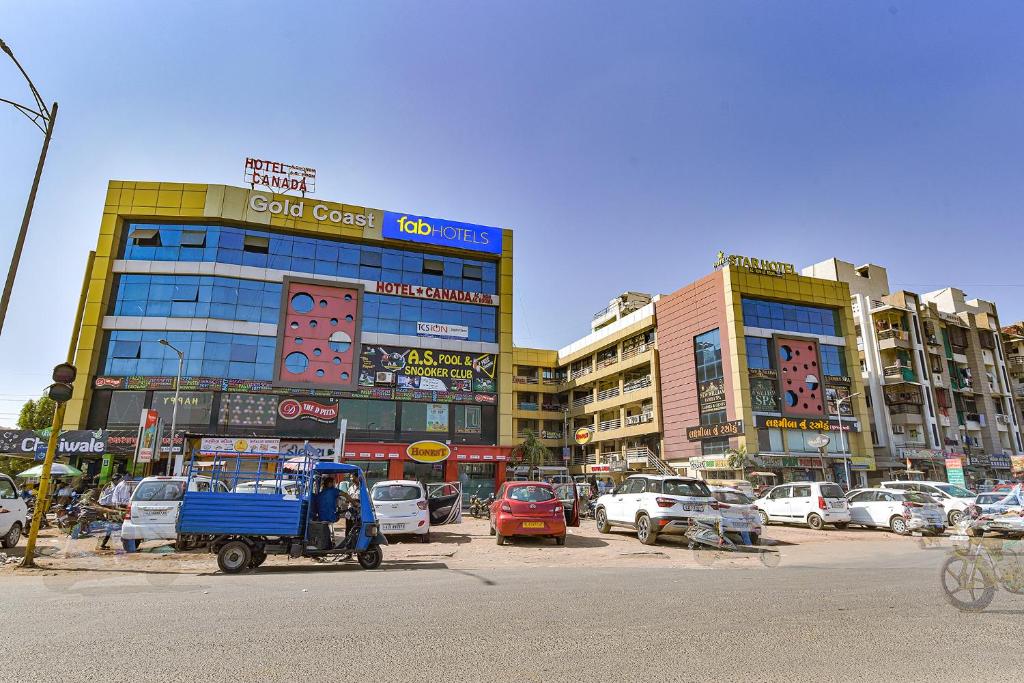 a city with cars parked in front of buildings at Hotel Canada in Vastral