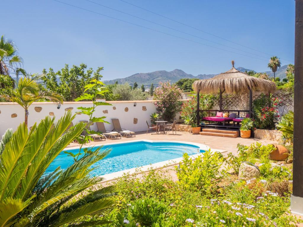 アラウリン・デ・ラ・トレにあるCubo's Villa Bellavista La Jona & Heated Poolのスイミングプールとガゼボ付きのヴィラ