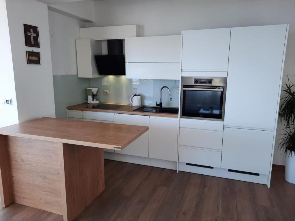 Kuchyňa alebo kuchynka v ubytovaní Apartment in Murter with sea view,air conditioning, WiFi 5026-4