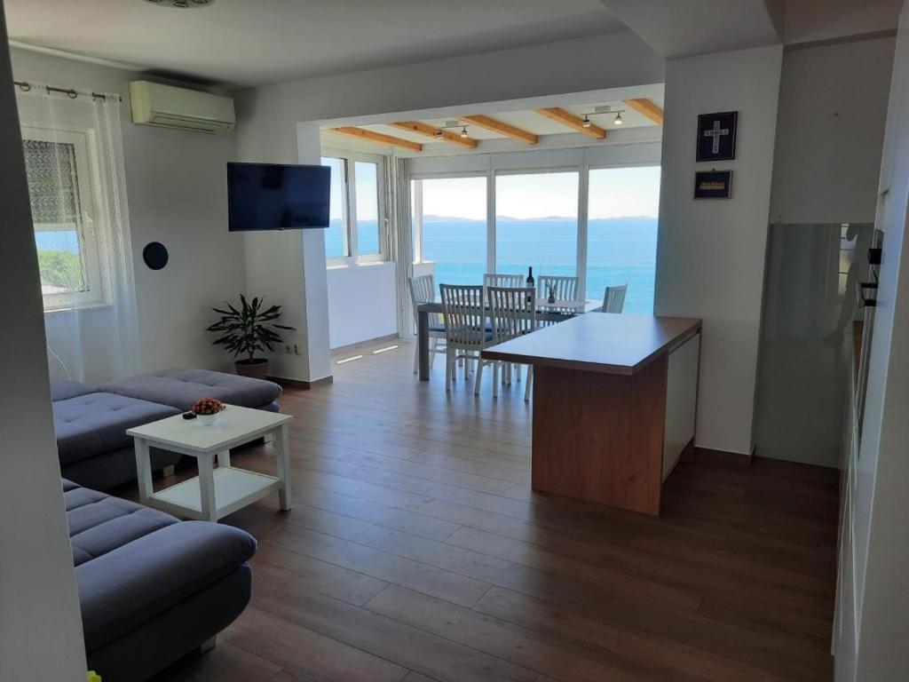 Televízia a/alebo spoločenská miestnosť v ubytovaní Apartment in Murter with sea view,air conditioning, WiFi 5026-4