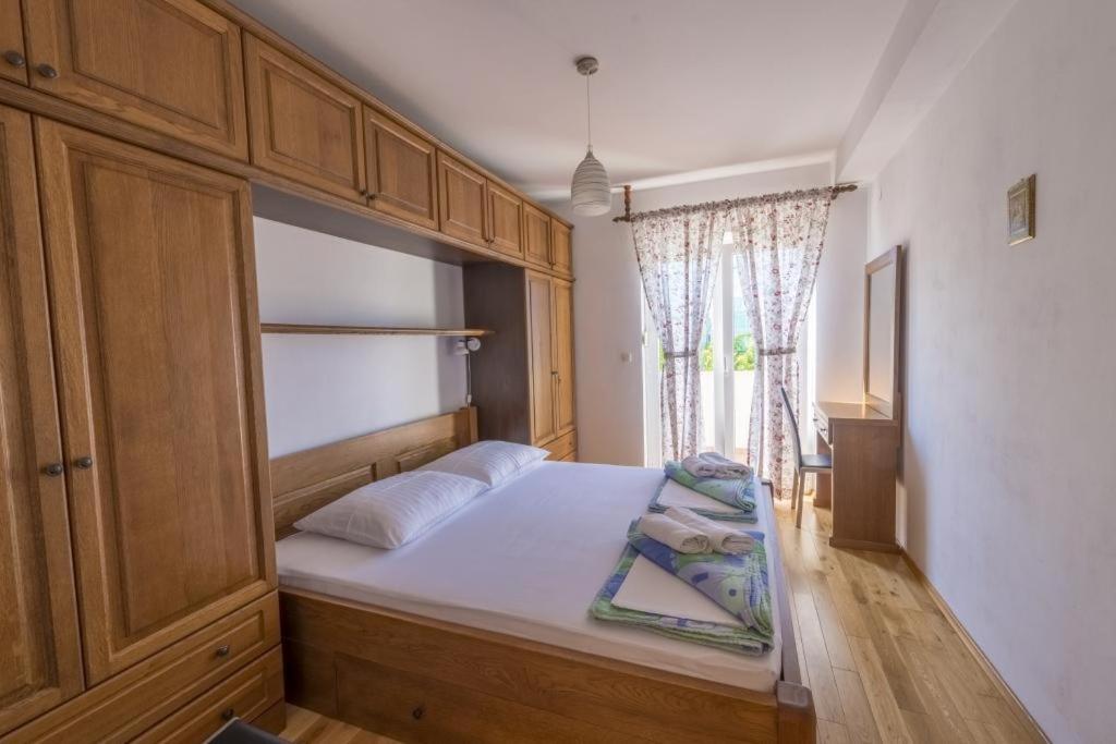 Posteľ alebo postele v izbe v ubytovaní Apartment in Murter with sea view,air conditioning, WiFi 5026-4