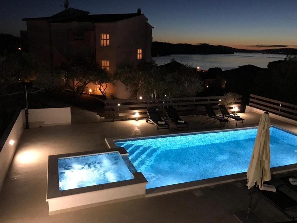 Bazén v ubytování Apartment in Okrug Gornji with sea view, balcony, air conditioning, WiFi 5048-2 nebo v jeho okolí