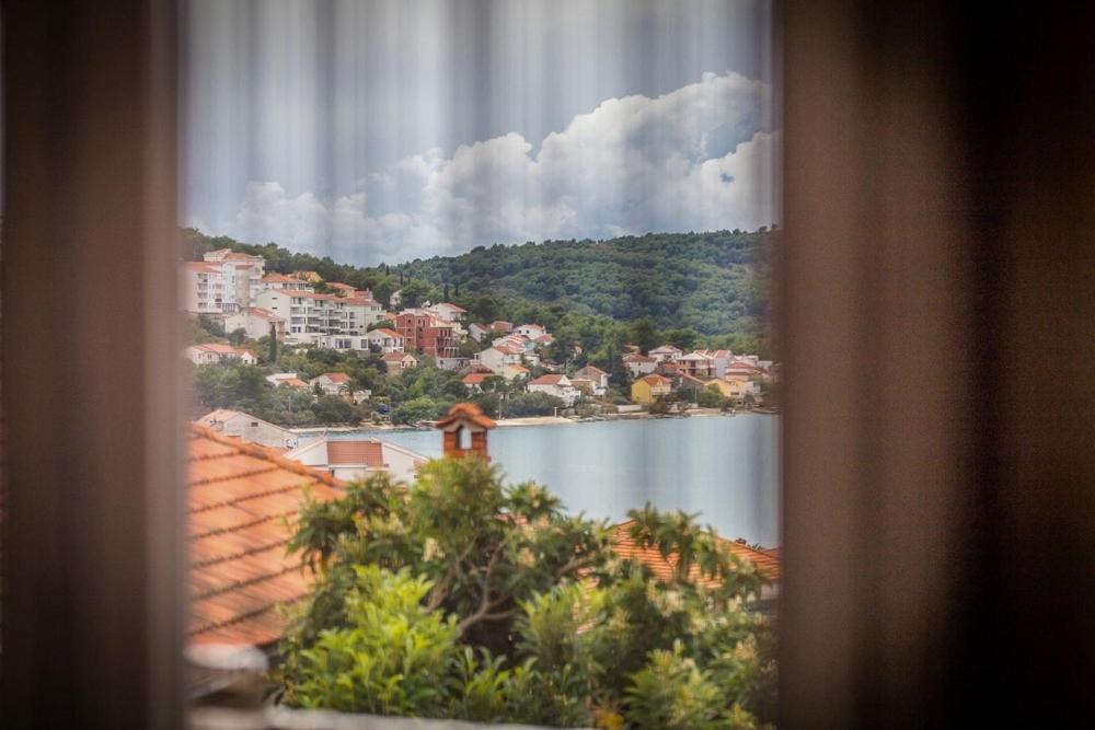 Fotografia z galérie ubytovania Apartment in Okrug Gornji with sea view, balcony, air conditioning, WiFi 5048-2 v Trogiri