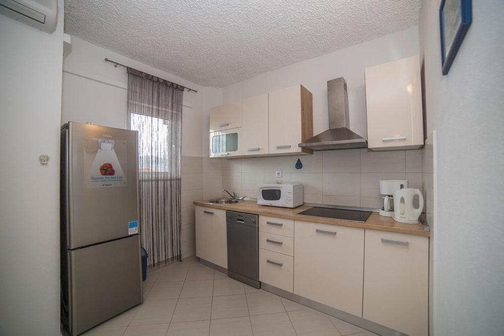Fotografia z galérie ubytovania Apartment in Okrug Gornji with sea view, balcony, air conditioning, WiFi 5048-2 v Trogiri