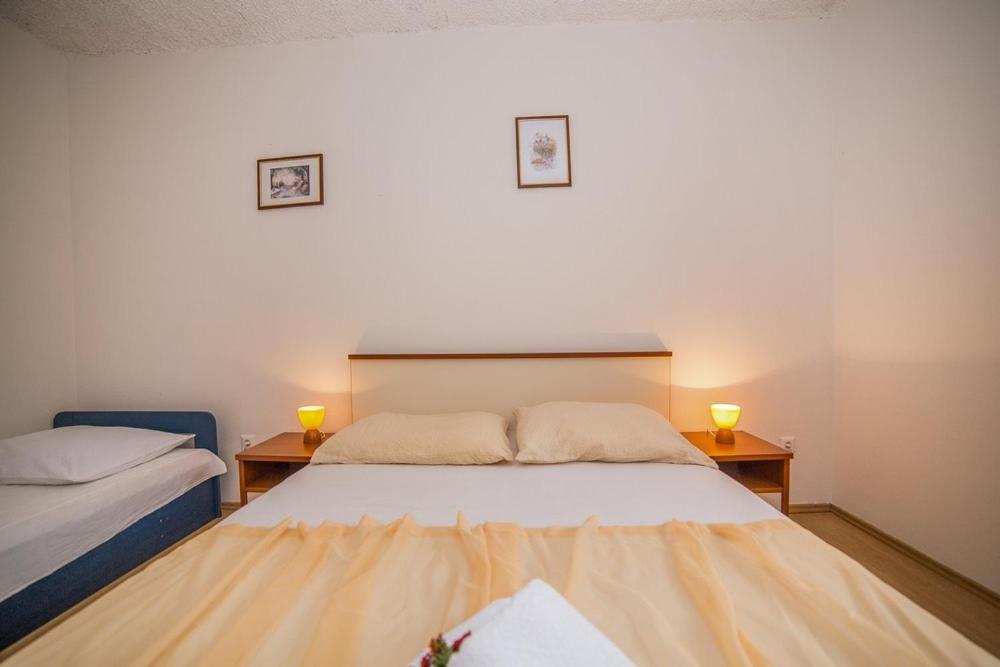 Fotografia z galérie ubytovania Apartment in Okrug Gornji with sea view, balcony, air conditioning, WiFi 5048-2 v Trogiri