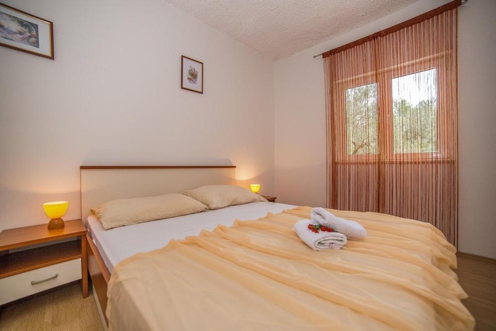 Fotografia z galérie ubytovania Apartment in Okrug Gornji with sea view, balcony, air conditioning, WiFi 5048-2 v Trogiri