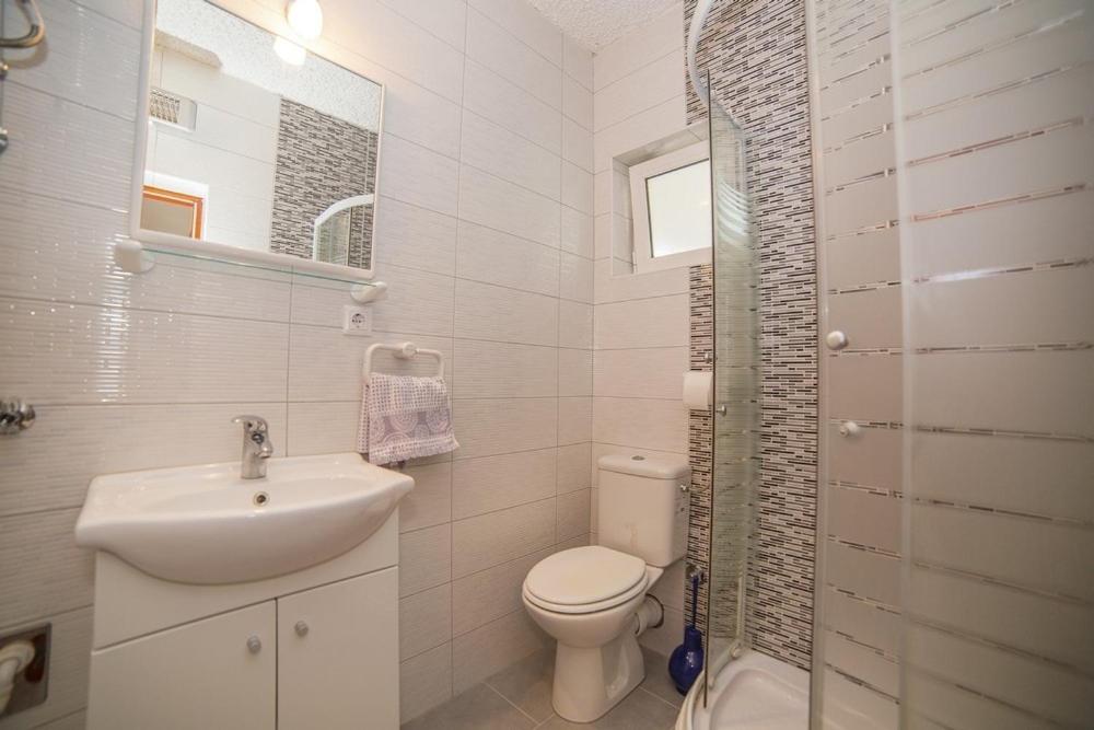 Fotografia z galérie ubytovania Apartment in Okrug Gornji with sea view, balcony, air conditioning, WiFi 5048-2 v Trogiri