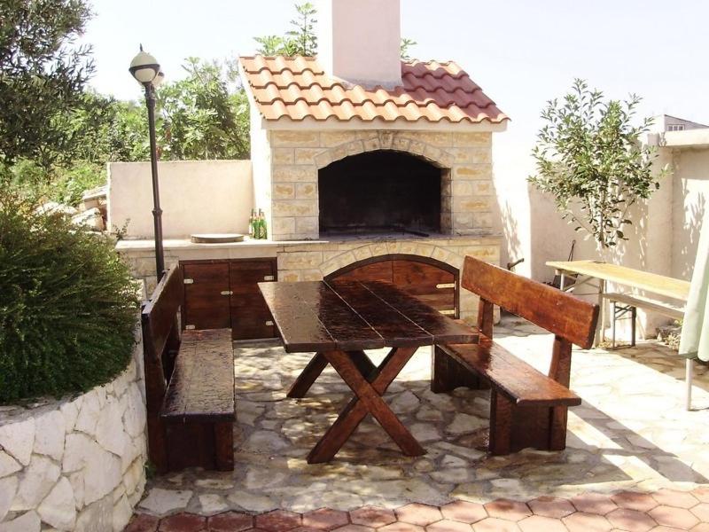 Fotografia z galérie ubytovania Apartment in Okrug Gornji with sea view, balcony, air conditioning, WiFi 5048-2 v Trogiri