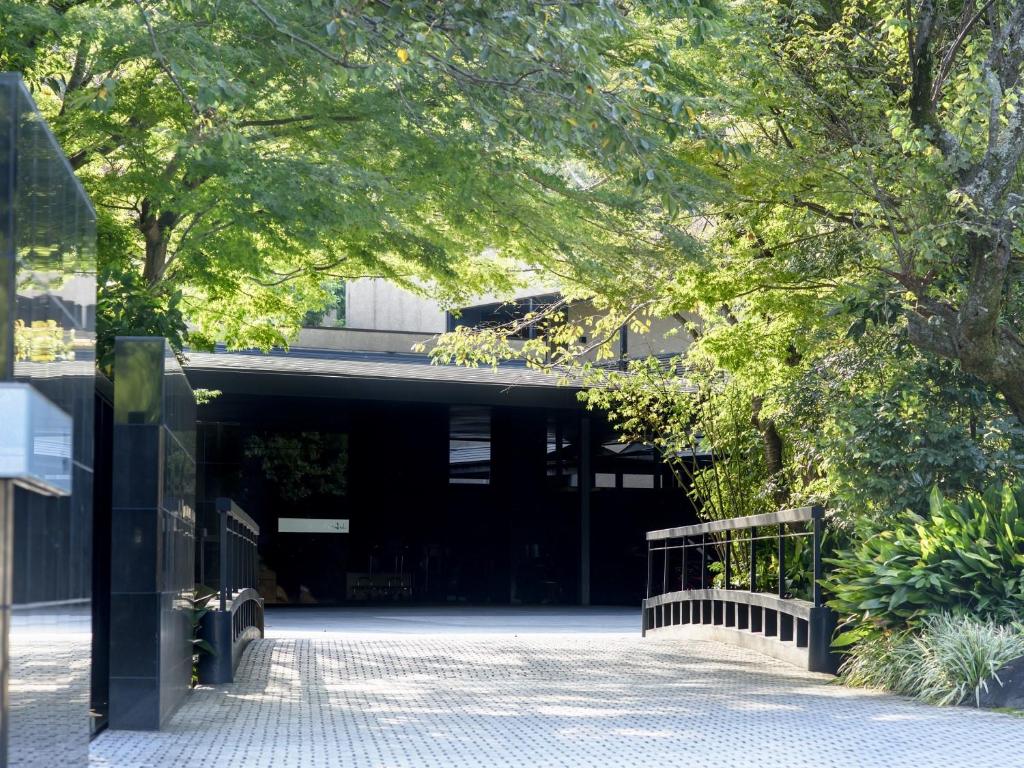 una entrada a un edificio con una puerta negra en Fufu Atami, en Atami