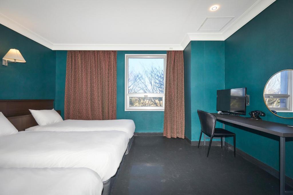 Postel nebo postele na pokoji v ubytování Kolon Hotel