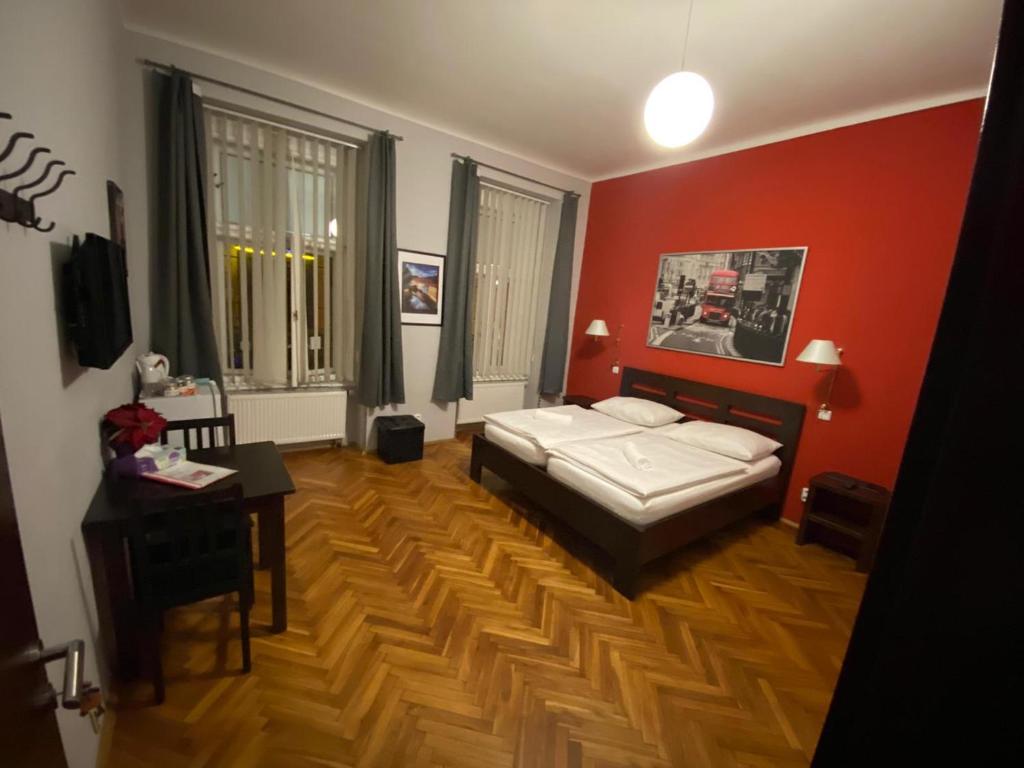 sypialnia z łóżkiem i biurkiem w pokoju w obiekcie Central Station Studios w Pradze