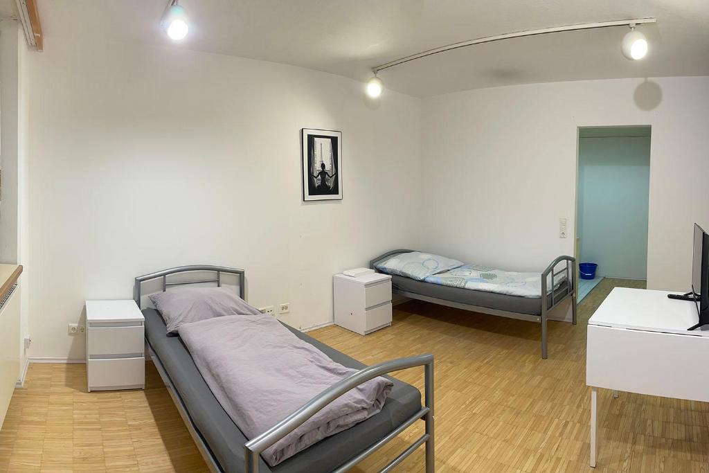 ein Krankenhauszimmer mit 2 Betten und einem Spiegel in der Unterkunft Fully Equipped Apartment in Zweibrücken