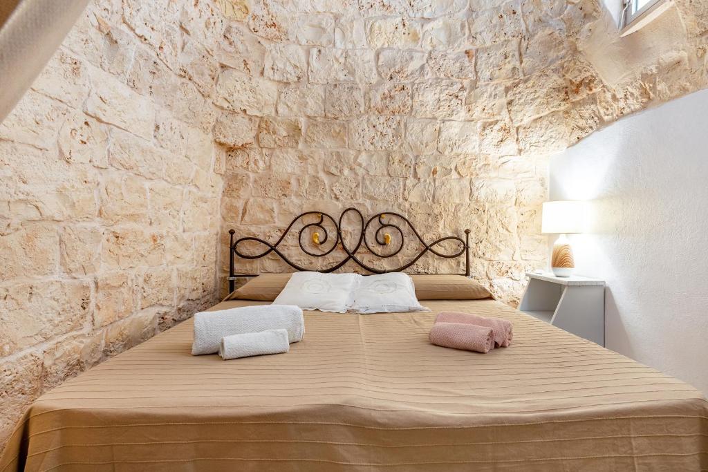 A bed or beds in a room at Trullo Delle Ginestre Private Pool - Happy Rentals