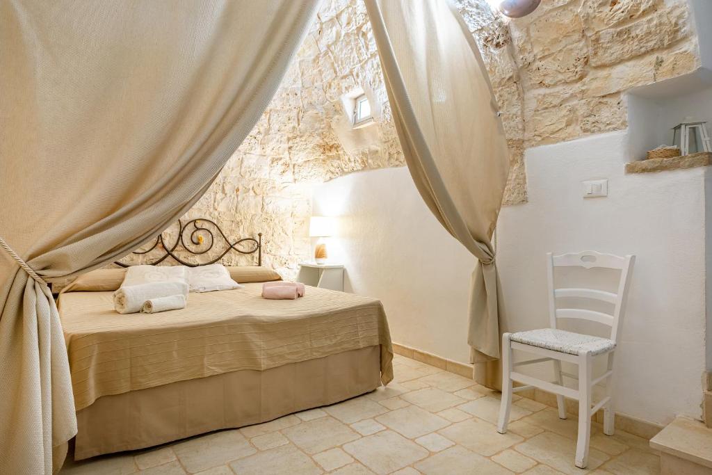 A bed or beds in a room at Trullo Delle Ginestre Private Pool - Happy Rentals