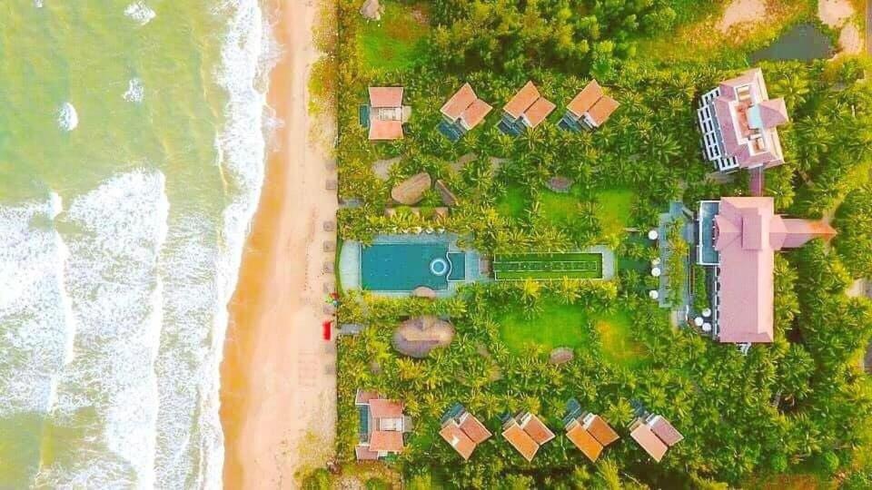 uma vista superior de uma praia e do oceano em Sonata Resort & Spa em Phan Thiet