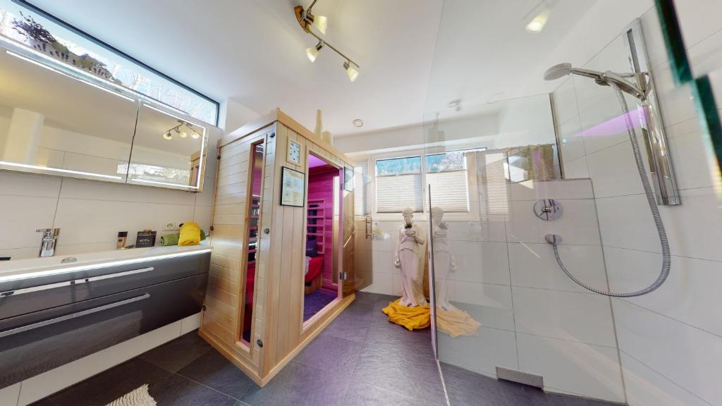 bagno con doccia e lavandino di Apartment LANDECK-CITY a Landeck