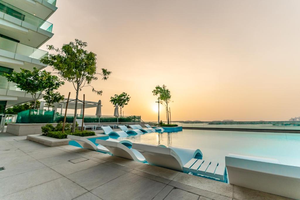 Fotografie z fotogalerie ubytování FAM Living - Beachfront Getaway in Emaar Beachfront - Private Beach Access and Luxury Amenities v Dubaji