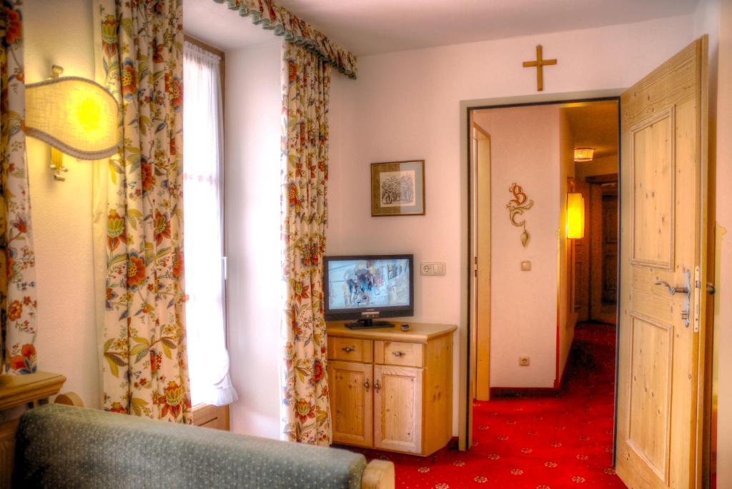 TV a/nebo společenská místnost v ubytování Hotel Hölzer Bräu by Lehmann Hotels