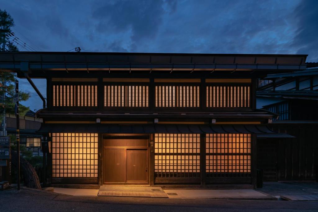 um edifício japonês com uma porta na frente em TANIYA em Takayama