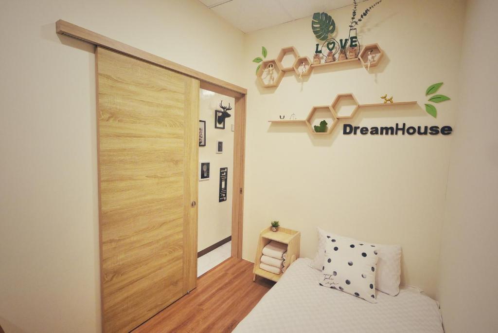 ein Schlafzimmer mit einer Tür, die zu einem Traumhaus führt in der Unterkunft 寮寓x綺澄 包棟宅 in Xiaoliuqiu