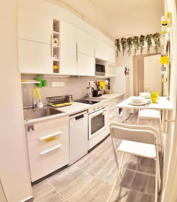 A kitchen or kitchenette at Brightside