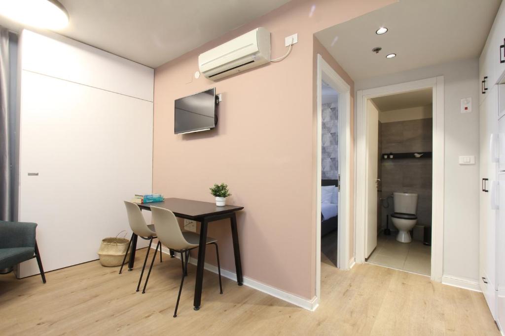 TV a/nebo společenská místnost v ubytování דירות גני תערוכה - TLV university apartments near Expo by Sea N' Rent