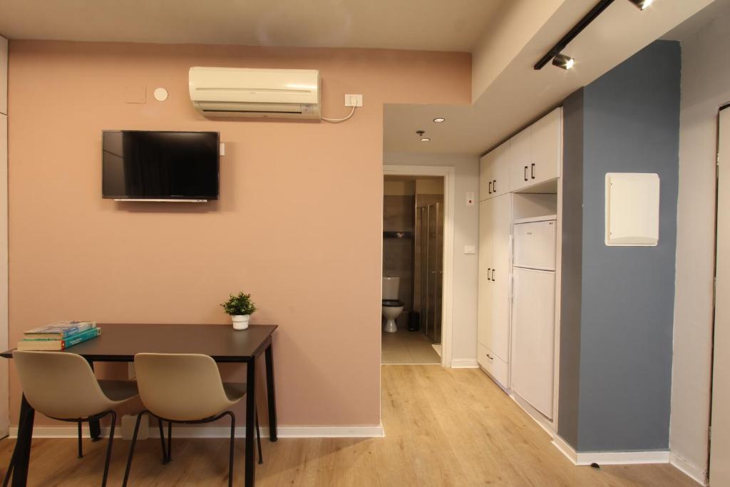TV a/nebo společenská místnost v ubytování דירות גני תערוכה - TLV university apartments near Expo by Sea N' Rent