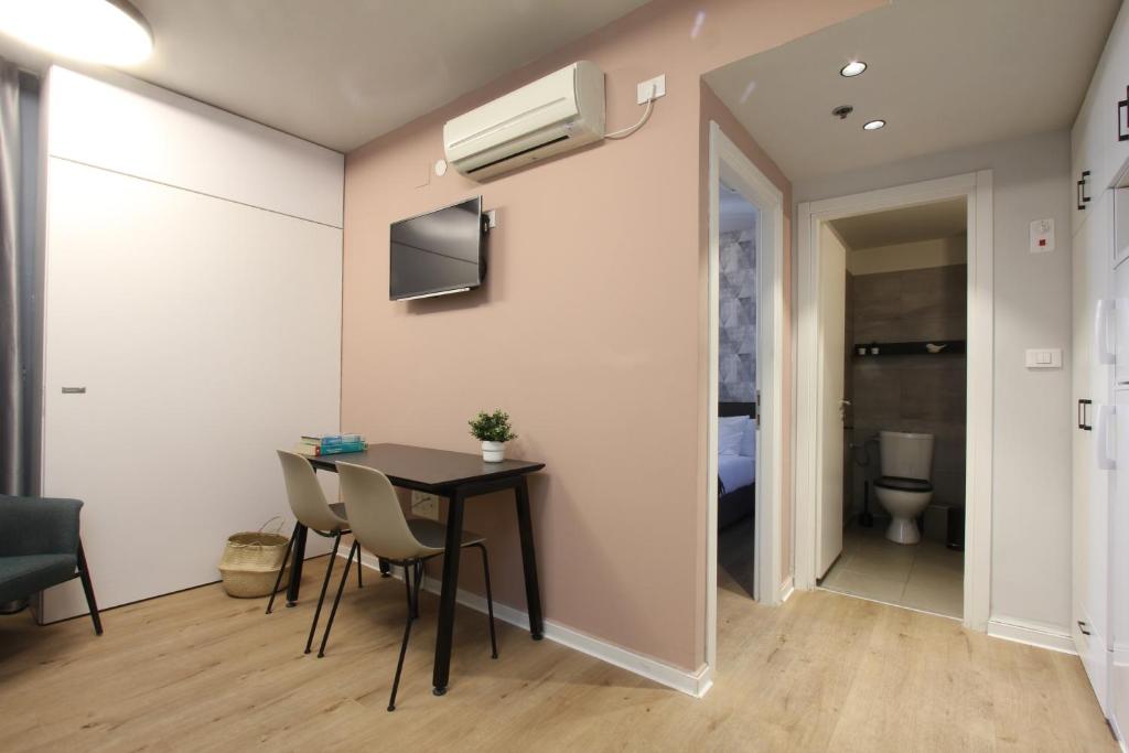 TV a/nebo společenská místnost v ubytování דירות גני תערוכה - TLV university apartments near Expo by Sea N' Rent