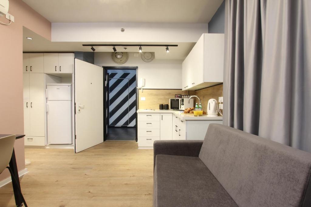 Kuchyň nebo kuchyňský kout v ubytování דירות גני תערוכה - TLV university apartments near Expo by Sea N' Rent