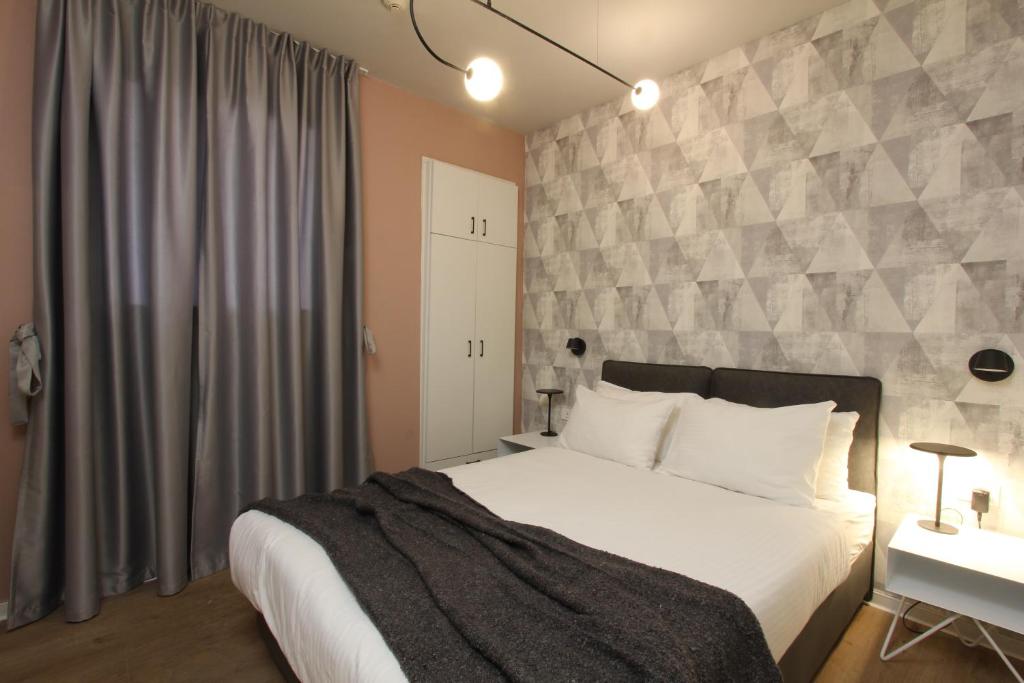 Postel nebo postele na pokoji v ubytování דירות גני תערוכה - TLV university apartments near Expo by Sea N' Rent